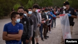 Anak-anak migran tanpa pendamping antre untuk pengajuan suaka di dinas imigrasi AS di kota Penitas, Texas (26/3). Lebih dari 18.000 anak tanpa pendamping berada di dalam tahanan imigrasi AS.