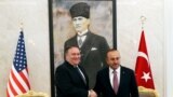 دیدار مایک پمپئو، وزیر خارجه آمریکا با مولود چاووش اوغلو، وزیر خارجه ترکیه در آنکارا. محور اصلی گفتگو، وضعیت جمال خاشقجی، روزنامه نگار منتقد عربستان بود.