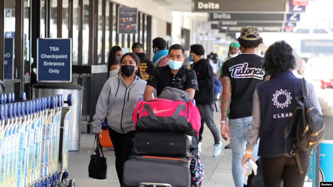 Penumpang mengantre di bandara saat virus COVID-19 berlanjut, di Los Angeles, California, AS, 27 Mei 2021. (Foto: REUTERS/Lucy Nicholson)