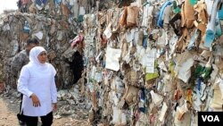 Gubernur Jawa Timur Khofifah Indar Parawansa melihat tumpukan sampah kertas impor dari negara-negara di Eropa, di lokasi penimbunan milik pabrik kertas Pakerin di Kabupaten Mojokerto, 19 Juni 2019. (Foto: Petrus Riski/VOA)