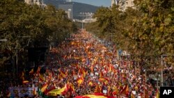 Učesnici protestne šetnje za jedinstvo Španije, u Barseloni (27. oktobar 2019.)