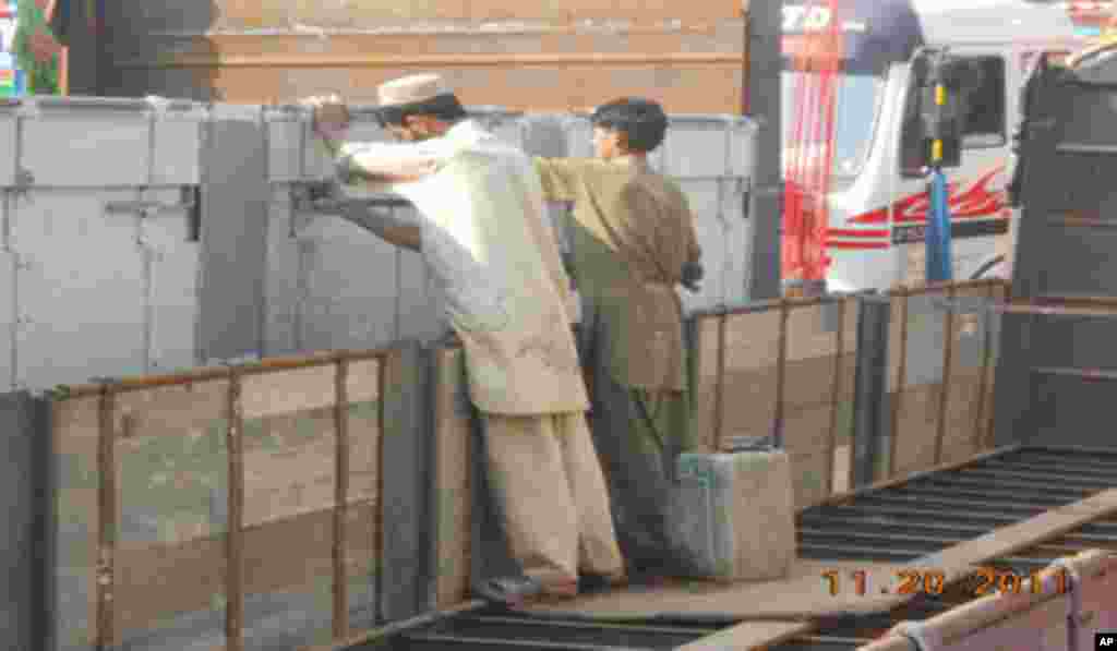 پاکستان کښې په ټرکونو د گل کارۍ او د ټرکونو ښکلې کولو هنر