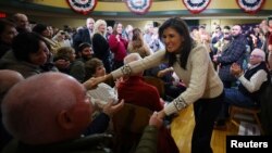 La candidata presidencial republicana y exembajadora de Estados Unidos ante las Naciones Unidas, Nikki Haley, saluda a sus simpatizantes cuando llega a una reunión de campaña en Derry, New Hampshire, el 28 de noviembre de 2023.