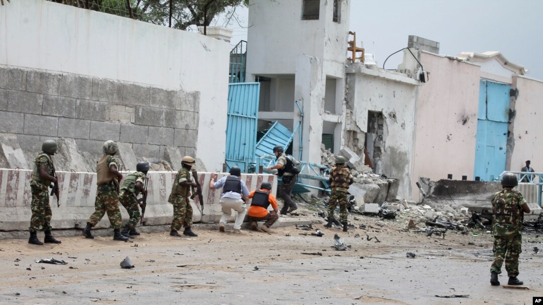 Suasana di depan pintu gerbang kompleks PBB di Mogadishu, Somalia, pasca serangan bom yang dilancarkan militan terkait al-Qaida, Rabu (19/6).