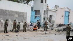 Suasana di depan pintu gerbang kompleks PBB di Mogadishu, Somalia, pasca serangan bom yang dilancarkan militan terkait al-Qaida, Rabu (19/6).