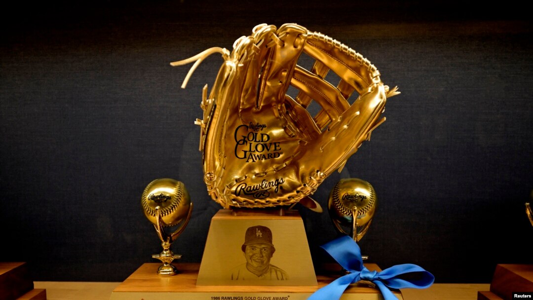 Una cinta azul en el Guante de Oro Rawlings que fue otorgado al fallecido lanzador de los Dodgers de Los Ángeles, Fernando Valenzuela, en una vitrina en el estadio de los Dodger, el 24 de octubre de 2024, en Los Ángeles, EEUU (Jayne Kamin-Oncea)