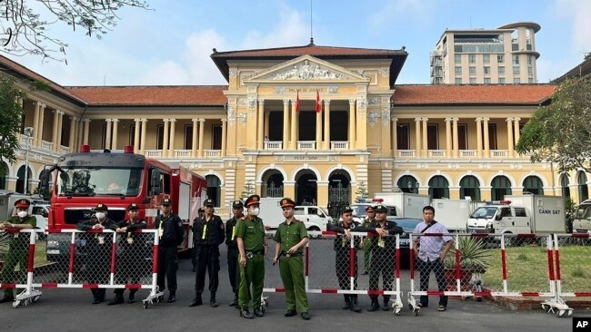 Lối vào phiên tòa xét xử vụ Vạn Thịnh Phát ở Tp. HCM ngày 5/3/2024.