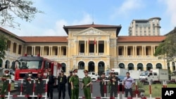 Quan cảnh bên ngoài phiên tòa xử bà Trương Mỹ Lan tại Thành Phố Hồ Chí Minh hôm 5 tháng Ba.