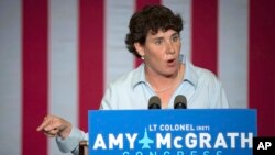 Amy McGrath saat berkampanye dalam pemilu anggota Kongres AS di Owingsville, Kentucky tahun lalu (foto: dok). 