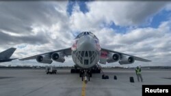 Sebuah pesawat yang membawa sejumlah bantuan medis untuk India di Bandara Zhukovsky di Wilayah Moskow, Rusia 28 April 2021. (Kementerian Darurat Rusia / Handout via REUTERS)