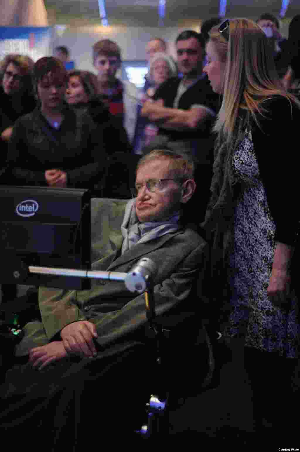Stephen Hawking mengunjungi pameran kehidupan dan karyanya di Museum Sains London. (Sarah Lee)