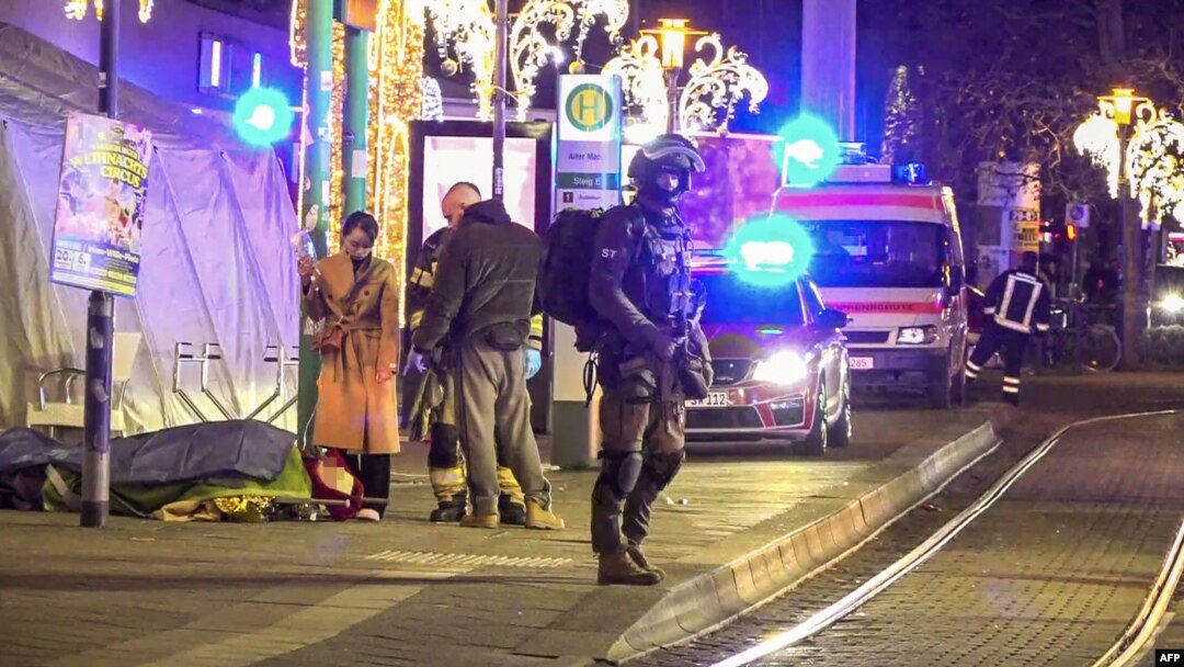 Povrijeđena osoba leži na nosilima na božićnom sajmu u njemačkom gradu Magdeburgu (Foto: Erik-Holm LANGHOF / NEWS5 / AFP)