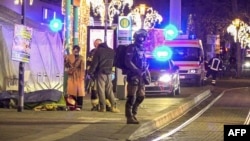 Povrijeđena osoba leži na nosilima na božićnom sajmu u njemačkom gradu Magdeburgu (Foto: Erik-Holm LANGHOF / NEWS5 / AFP)