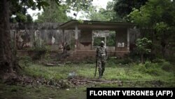 Un élément des Forces armées centrafricaines (FACA) au camp d’entraînement de Kassai à Bangui, le 14 mars 2018.