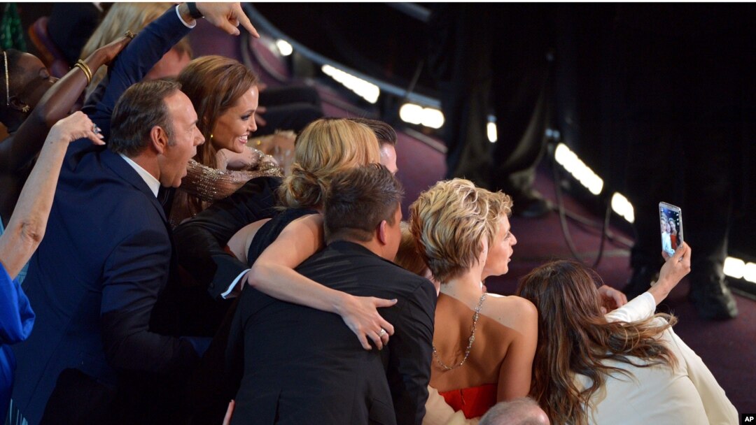 Kevin Spacey, Angelina Jolie, Julia Roberts, Brad Pitt, Jennifer Lawrence, Ellen DeGeneres dan Jared Leto bersama selebriti lainnya berfoto "selfie" bersama (2/2) pada acara Oscars 2014.