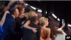 Kevin Spacey, Angelina Jolie, Julia Roberts, Brad Pitt, Jennifer Lawrence, Ellen DeGeneres dan Jared Leto bersama selebriti lainnya berfoto "selfie" bersama (2/2) pada acara Oscars 2014.