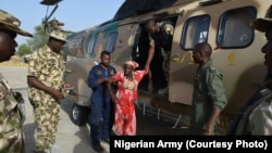 Les soldats nigérians lors de la rescousse d'une fille de l'école de Chibok, près de Damboa, Nigeria, le 18 mai 2016.