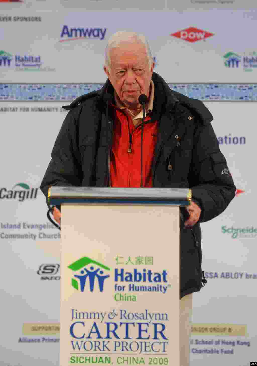 Jimmy Carter, en Chine, en 2009, lors d'une tournée en Asie pour une campagne demandant aux bénévoles de construire des maisons pour les pauvres.(AFP)