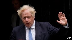 Archivo - El primer ministro Boris Johnson sale del número 10 de Downing Street, en Londres, el 25 de mayo de 2022. 