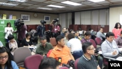 陆委会例行新闻发布会 (美国之音许波拍摄)