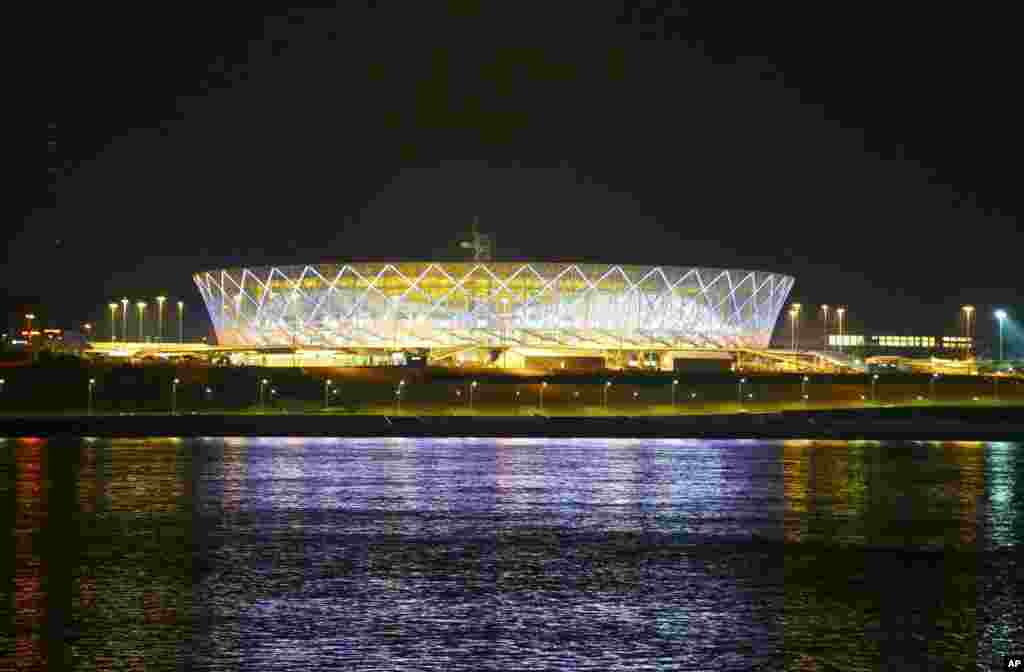 Stadion baru di Volgograd, salah satu tempat penyelenggaraan Piala Dunia di Rusia, 13 April 2018. (Foto: AP)