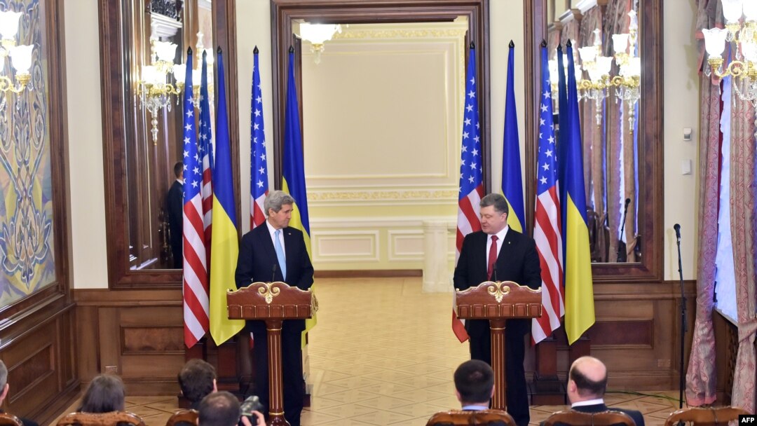 Tổng thống Ukraine Petro Poroshenko và Ngoại trưởng Mỹ John Kerry trong cuộc họp báo chung tại Kyiv, ngày 5/2/2015.