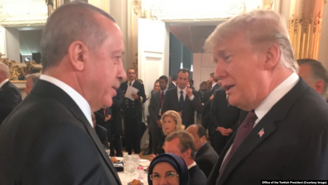 Presiden Turki Recep Tayyip Erdogan berbincang dengan Presiden AS Donald Trump pada acara makan malam yang diadakan Presiden Macron di Paris, Perancis, 10 November 2018 lalu (foto: dok). 