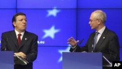 European Council President Herman Van Rompuy, right, and European Commission President Jose Manuel Barroso, address the media at the end of an EU summit, at the European Council building in Brussels, May 24, 2012. 