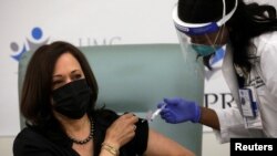 La vicepresidenta electa de EE.UU., Kamala Harris, recibió el martes 29 de diciembre de 2020 una dosis de la vacuna de Moderna para combatir el COVID-19.
