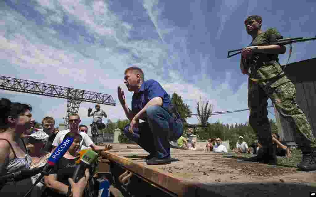 Vyacheslav Ponomarev, the self-proclaimed mayor of Slovyansk, speaks to citizens whose homes were ruined by shelling in Slovyansk, eastern Ukraine, May 20, 2014.