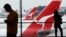 Máy bay của hãng hàng không Qantas Airlines của Úc tại sân bay Changi ở Singapore. Qantas là một trong nhiều hãng hàng không trên thế giới phải điều chỉnh đường bay tránh eo biểu Hormuz nơi Iran bắn hạ một máy bay không người lái của Mỹ hôm 20/6.