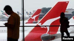 Maskapai penerbangan Australia, Qantas, mengurangi sebagian operasinya, mengantisipasi penurunan penumpang akibat mewabahnya virus corona, Selasa (10/3).