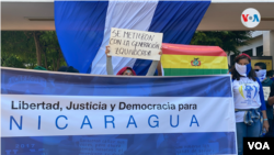 Manifestantes piden libertad, justicia y democracia en una protesta en la Universidad Centroamericana (UCA), en Managua, Nicaragua. Foto, archivo Houston Castillo, VOA.