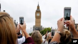 Ljudi snimaju Big Ben u Londonu, 21. avgusta 2017. (Foto: AP/Frank Augstein)