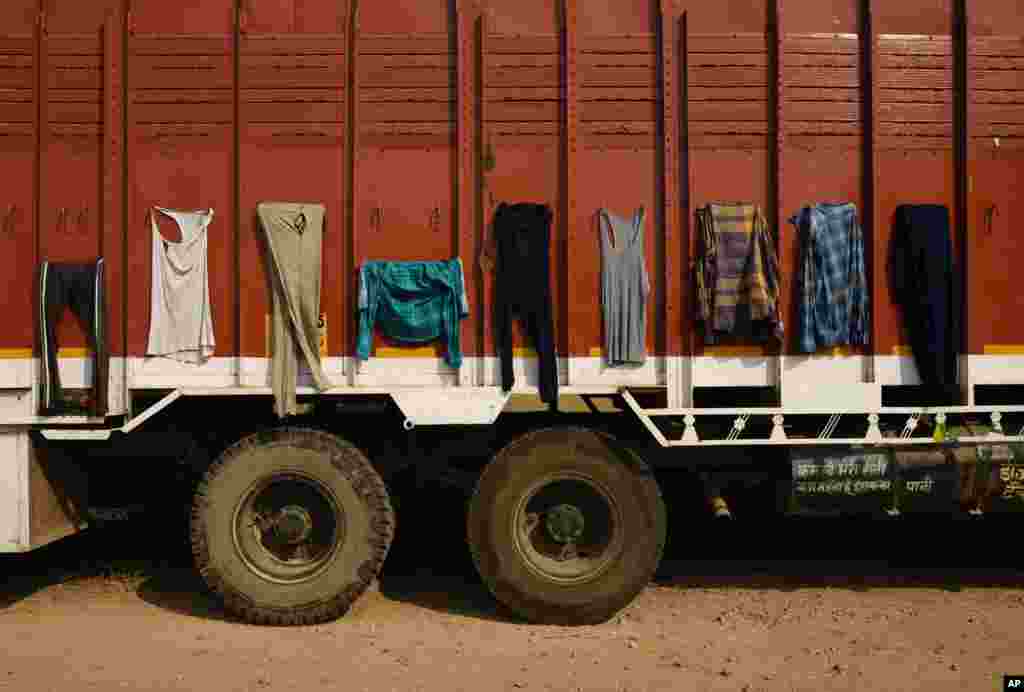 인도&nbsp;마투라의 공터에 세워진 트럭에 빨래들이 걸려있다.