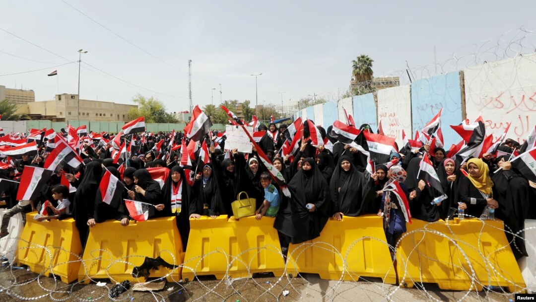 Pendukung ulama Syiah Irak, Muqtada al-Sadr, berdemonstrasi menuntut parlemen menyetujui kabinet baru, di Baghdad (26/4). (Reuters/Ahmed Saad)