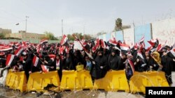 Pendukung ulama Syiah Irak, Muqtada al-Sadr, berdemonstrasi menuntut parlemen menyetujui kabinet baru, di Baghdad (26/4). (Reuters/Ahmed Saad)