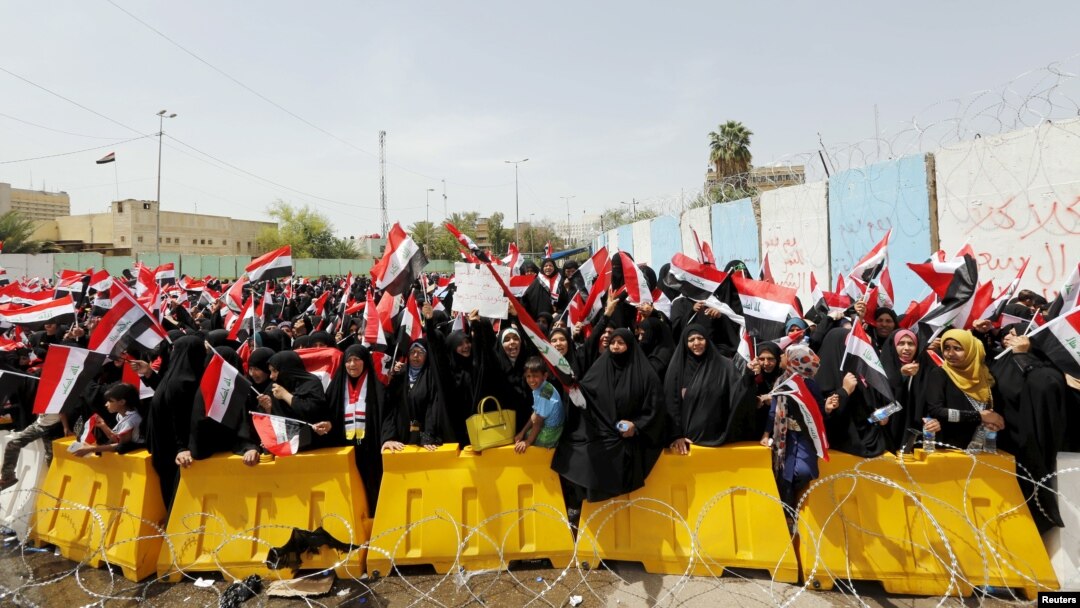 Para pengikut ulama Syiah Moqtada al-Sadr melambaikan bendera Irak dalam aksi protes di Baghdad, Irak, 26 April 2016 (Foto: dok).