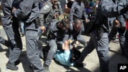 2015年5月17日以色列青年庆祝耶路撒冷日进入耶路撒冷老城: 以色列警察扣留巴勒斯坦男子