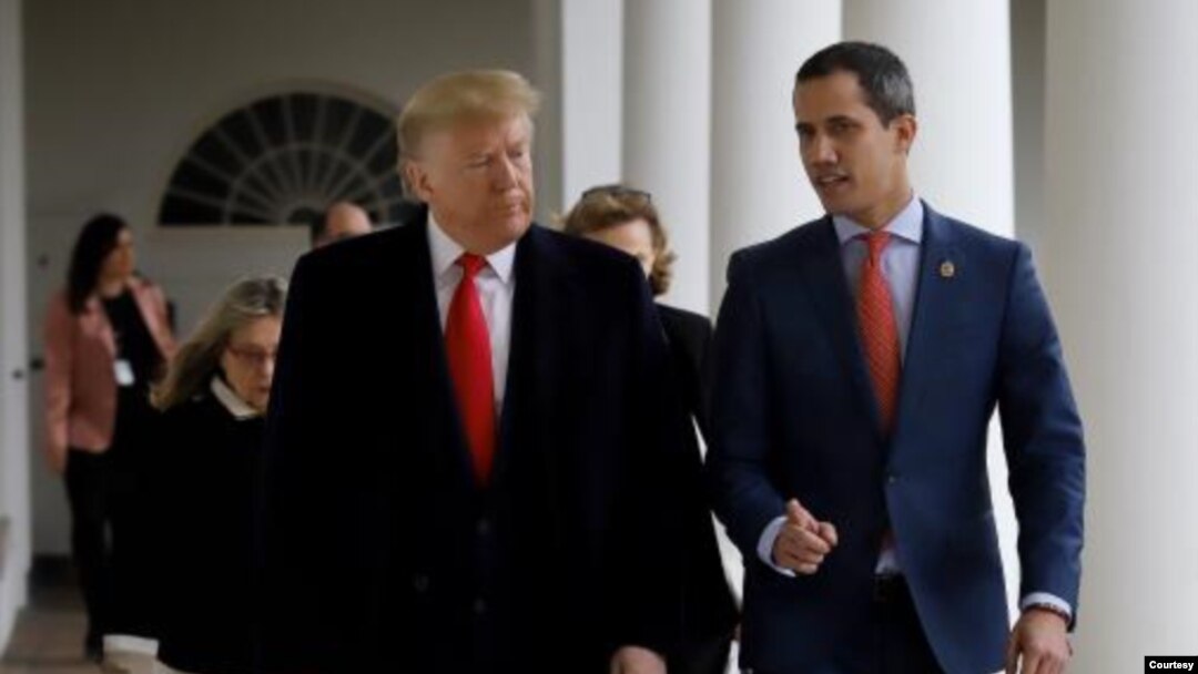 El presidente de EE.UU., Donald Trump, y el presidente interino de Venezuela, Juan Guaidó, conversan durante su encuentro en la Casa Blanca, el 5 de febrero de 2020.