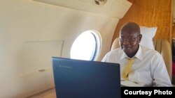 Rais wa Uganda Yoweri Kaguta Museveni akiwa ndani ya ndege ya shirika la ndege la nchi hiyo Uganda Airlines.