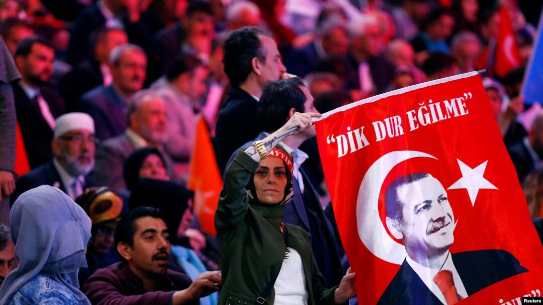 Bamwe mu banywanyi b'ishyaka AK rya Perezida Tayyip Erdogan 