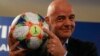 Le président de la FIFA, Gianni Infantino, présentant le ballon officiel du Mondial 2019 lors d'une conférence de presse à Rome, le 27 février 2019.