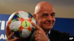 Presiden FIFA Gianni Infantino memegang bola resmi Kejuaraan Dunia Sepak Bola Wanita, Roma, 27 Februari 2019. (Foto: AP)