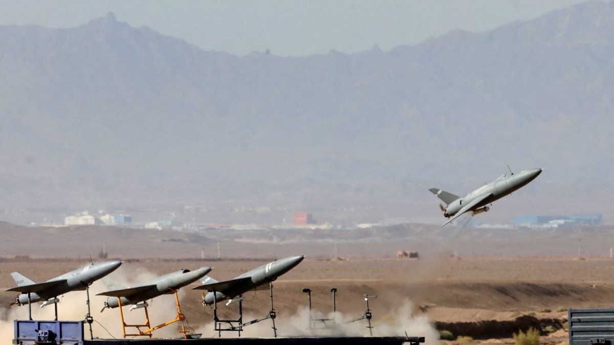 伊朗在霍尔木兹海峡附近试验军用无人机