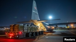 美国军方3月1日派出运输机向加沙空投主要是食品的救援物质。