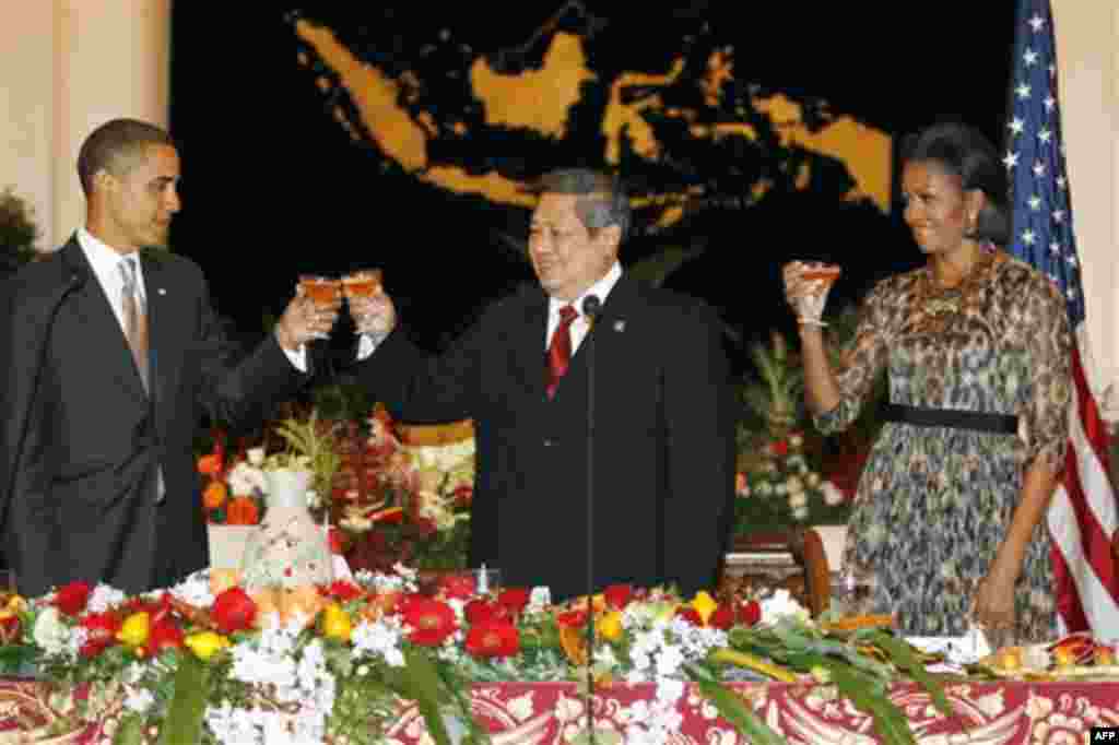 President Barack Obama, first lady Michelle Obama and Indonesian President Susilo Bambang Yudhoyono, are pictured during a toast at a state dinner at the Istana Negara in Jakarta, Indonesia, Tuesday, Nov. 9, 2010. (AP Photo/Charles Dharapak)