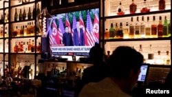 Un televisor en el bar Baro, de Manhattan, transmite la cumbre en Singapur entre el presidente de EE.UU. Donald Trump y el líder de Corea del Norte Kim Jong Un. Nueva York, junio 11 de 2018.