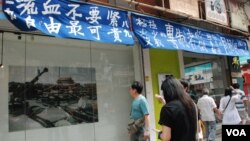 大批參觀者觀看活化廳展出一張照片，看到1989年6月4日清晨，解放軍坦克車隊停在北京天安門廣場的情況。