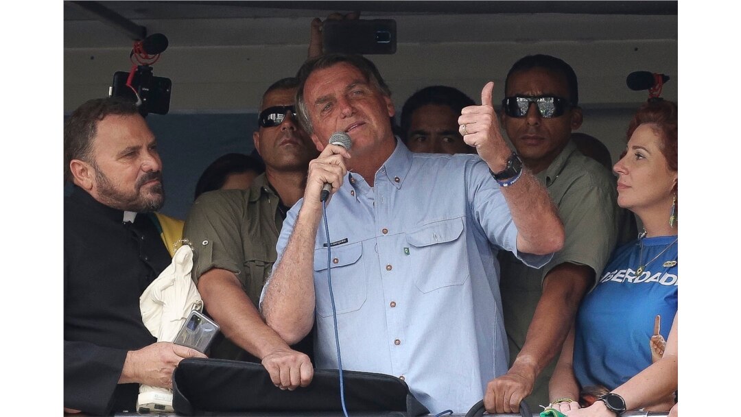 Presiden Jair Bolsonaro berpidato pada rapat umum di depan para pendukungnya di Sao Paulo, Selasa (7/9).